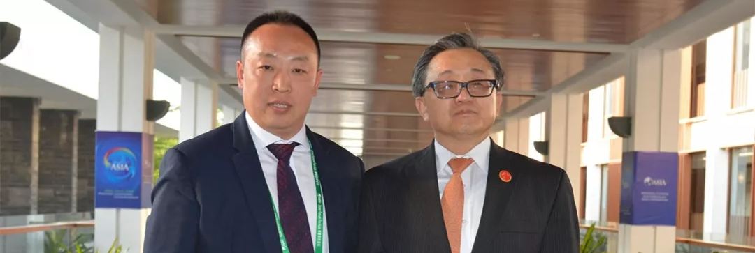 美女日BB联合国副秘书长刘振民和赵章栓会长在博鳌亚洲论坛亲切交"